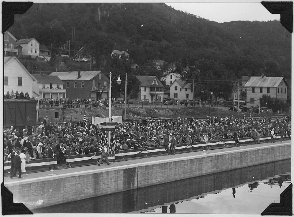 Alma — Photograph of crowd onshore assembled for Alma, WI dam dedication. - NARA - 282431, Buffalo County, Wisconsin